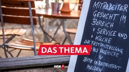 Auf einer Tafel vor einem Restaurant wird nach Mitarbeitern für den Service- und Küchenbereich gesucht. 