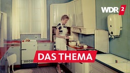 Archivfoto aus dem Jahr 1958: Hausfrau in Einbauküche