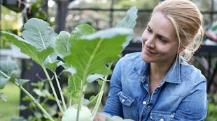 Judith Rakers mit Kohlrabi in ihrem Garten