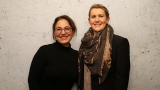 Julia Komp (r) und WDR 2 Moderatorin Katharina te Uhle