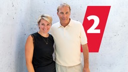 Kevin Costner und WDR 2 Moderatorin Sabine Heinrich