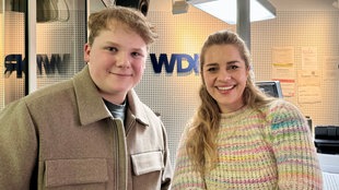 Julius Weckauf (l) und WDR 2 Moderatorin Michelle Fausten