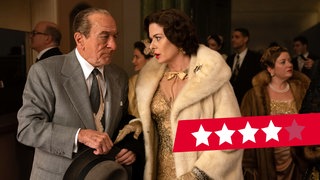 Robert De Niro als Frank Costello und Debra Messing als Bobbie Costello in einer Szene des Films "The Alto Knights"