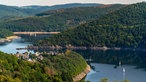 Blick von oberhalb des Orts Woffelsbach nach Osten auf den Rursee im Nationalpark Eifel