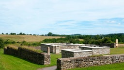 Nettersheim: "Goerresburg", ein gallo-römischer Tempelbezirk, der auf das 2. - 4. Jahrhundert datiert wurde, auf einem Hügel am Rande des Urfttals im archäologischen Landschaftspark