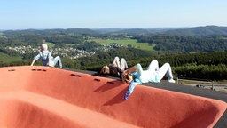 Mehrere Kinder und Jugendliche genießen die Aussicht über das Oberbergische Land vom :metabolon aus