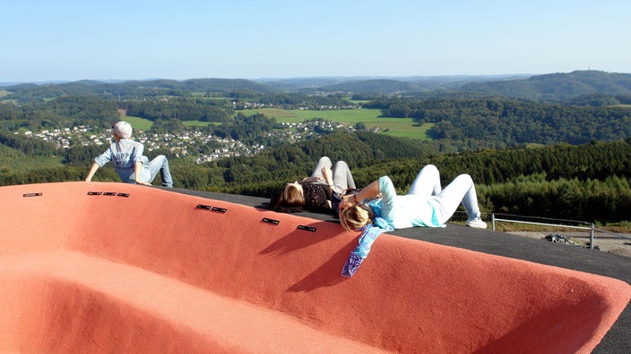 Mehrere Kinder und Jugendliche genießen die Aussicht über das Oberbergische Land vom :metabolon aus