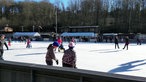 Schlittschuhläufer auf der Eisbahn im Solinger Ittertal