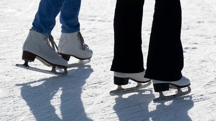 Schlittschuhe auf einer Outdoor-Bahn