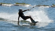 Wakeboarderin auf der Wasserskianlage in Langenfeld