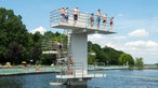 Mehrere Kinder stehen auf dem Drei-Meter-Turm im Freibad Steinbachtalsperre