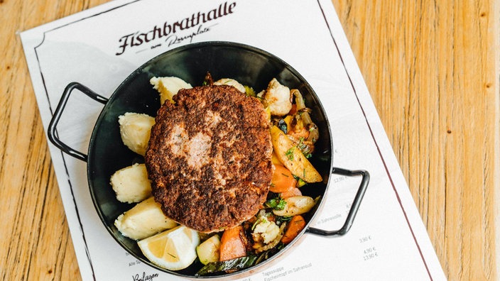 Fischfrikadelle mit Roter Bete und Hirtenkäse