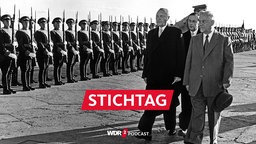 Bundeskanzler Adenauer und Ministerpräsident Bulganin beim Abschreiten der Ehrengarde nach der Ankunft Adenauers in Moskau am 08.09.1955