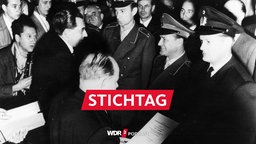 Ernennung der ersten Bundeswehr-Soldaten am 12. November 1955, Bundesverteidigungsminister Theodor Blank überreicht die Ernennungsurkunden.