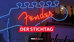 Blaue Neonreklame in Gitarrenhalsform mit roter Schrift "Fender"