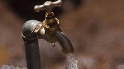 Aus einem Wasserhahn in Songot, Kenia, kommt Wasser