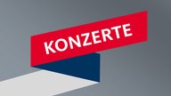 Konzertpublikum jubelt vor der Bühne. Auf dem Foto der Schriftzug: "Konzerte"