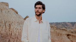 Der Sänger Alvaro Soler steht in einer Wüste