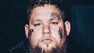 Der Sänger Rag'n'Bone Man guckt in die Kamera.