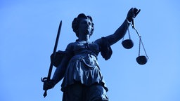  Die Göttin Justitia hält die Waage als Zeichen der Gerechtigkeit