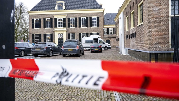 Rot-Weißes Absperrband der Polizei vor dem Drents Museum in Assen.