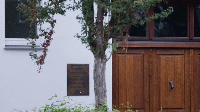 Blick auf eine Gedenktafel am einstigen Atelier- und Wohnhaus von Joseph Beuys (1921-1986) im Stadtteil Oberkassel. 