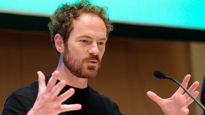 Boris Charmatz, zukünftiger Intendant des Tanztheaters Wuppertal Pina Bausch, spricht bei einer Pressekonferenz des Aufsichtsrats des Tanztheaters.