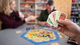 Mitarbeitende des Kosmos-Verlag spielen am 06.03.2025 das Brettspiel Siedler von Catan. 