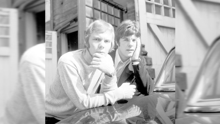 Ein Schwarz-Weiß-Foto der Bee Gees-Mitglieder Colin Petersen (links), Schlagzeuger, und Vince Melouney (rechts), Gitarrist, beide mit Blick zur Kamera.