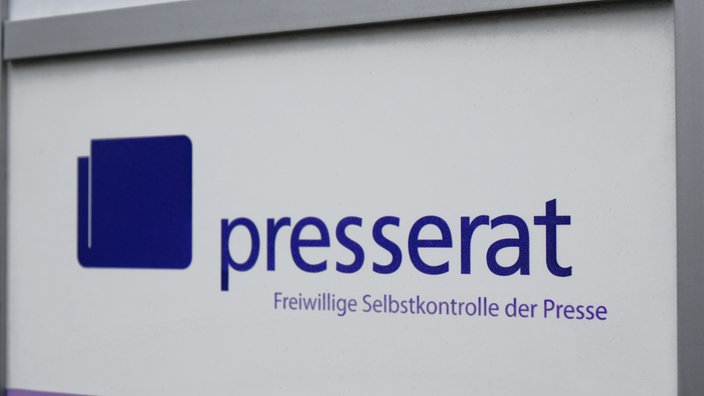 Das Logo des Deutschen Presserates am Eingang des Gebäudes.