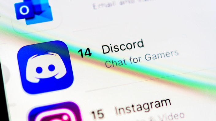 Auf einem Smartphone-Bildschirm leuchtet der Icon der App "Discord".