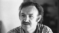 Ein Schwarz-Weiß-Porträt von Gene Hackman.