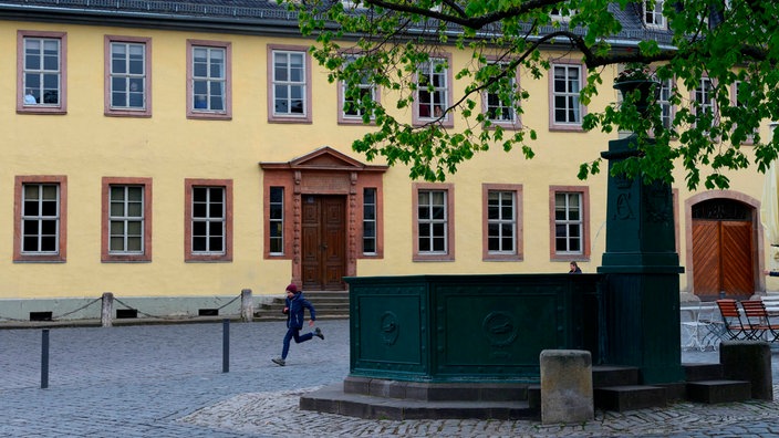 Goethehaus und Goethebrunnen im Vordergrund in Weimar.