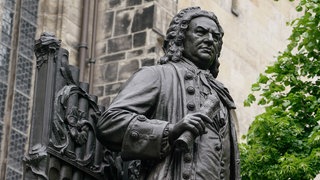 Statue von Johann Sebastian Bach vor der Thomaskirche in Leipzig