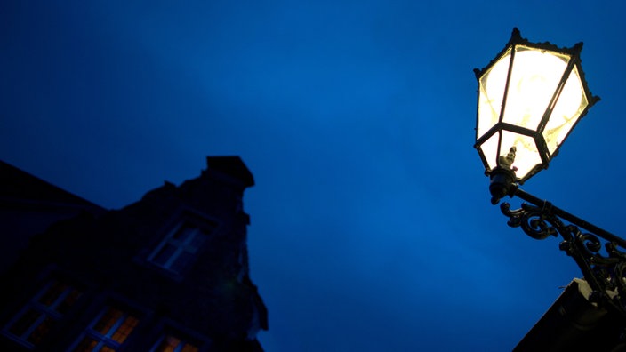 Eine Gaslaternen leuchtet in Düsseldorf (Nordrhein-Westfalen) im Stadtteil Kaiserswerth.