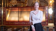 Marion Ackermann, Generaldirektorin der Staatlichen Kunstsammlungen Dresden, steht 2020 vor der bei einem Einbruch beschädigten Vitrine im Juwelenzimmer im Historischen Grünen Gewölbe im Dresdner Schloss der Staatlichen Kunstsammlungen Dresden.