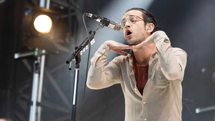 Die englische Rockband The 1975 gibt ein Live-Konzert während des norwegischen Musikfestivals Piknik i Parken 2023 in Oslo. Hier ist Sänger Matty Healy live auf der Bühne.