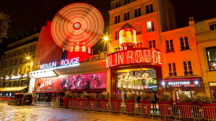 Varieté Theater Moulin Rouge bei Nacht; Das Moulin Rouge nimmt nach Protesten von Tierschützern Schlangen aus Programm.