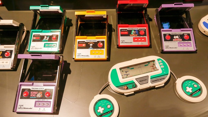 Alte Nintendo Spielkonsolen liegen auf einem Tisch