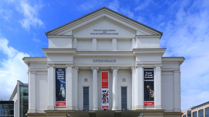 Außenansicht des Opernhauses des Theaters Magdeburg im Jahr 2014.