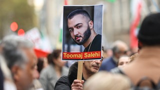 Plakat mit Porträt von Rapper Toomaj Salehi bei einer Demo für Menschenrechte, Gleichberechtigung und gegen Krieg in Köln am 05.11.2022.