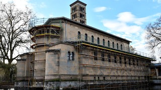 Baugerüste stehen am 24.11.2017 in Potsdam (Brandenburg) an der Friedenskirche.