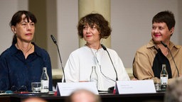 Ivet Curlin, Natasa Ilic und Sabina Sabolovic sitzen auf einer Pressekonferenz alle drei nebeneinander.