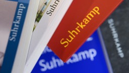 Symbolbild Suhrkamp: Mehrere Bücher aus dem Suhrkamp-Verlag