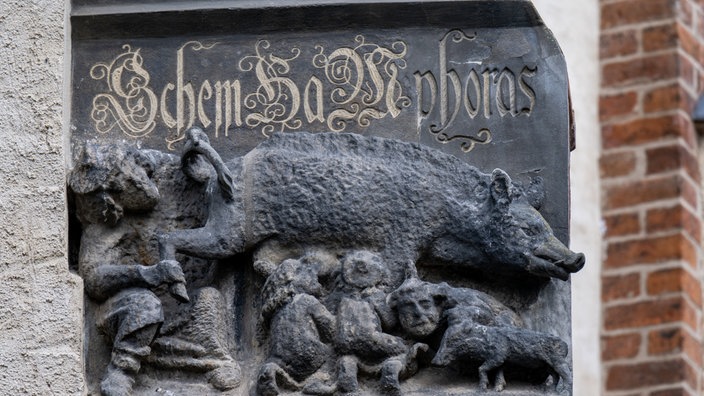 Sachsen-Anhalt, Wittenberg: Eine als "Judensau" bezeichnete Schmähplastik ist an der Stadtkirche Wittenberg zu sehen. Ein Expertenbeirat hat dem Gemeindekirchenrat der Stadtkirche eine "zeitnahe Abnahme" des antijüdischen Reliefs empfohlen.