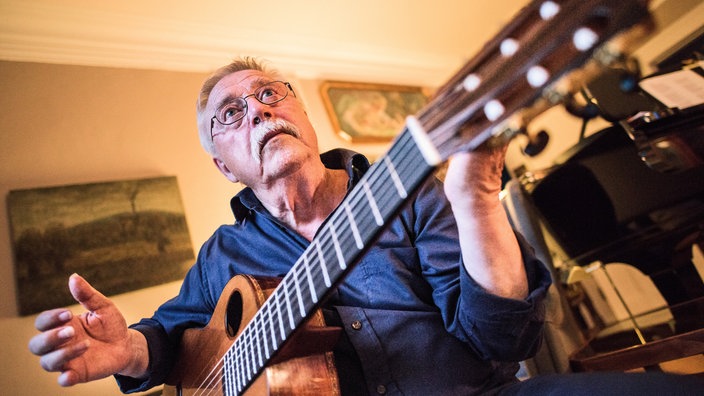 Wolf Biermann mit einer Gitarre, Aufnahme von 2016.