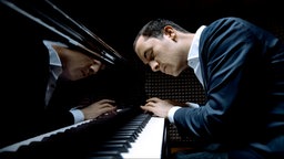 Igor Levit, spielend am Klaiver