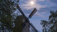 Mond erhellt Himmel über der Marzahner Bockwindmühle