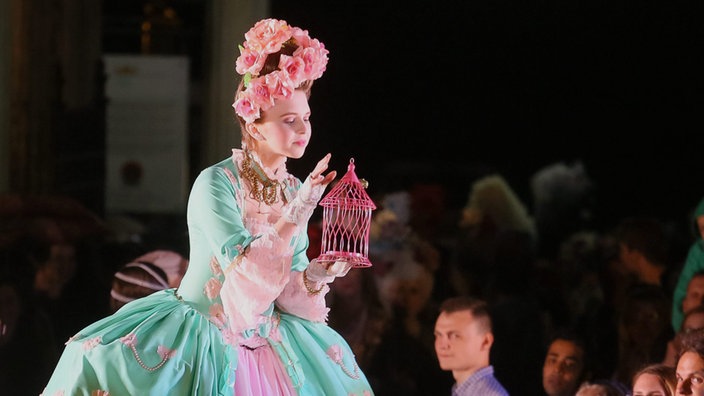 Model in Rokokokleid bei der Nacht der Museen in wilanow, ausstellung "Carpe Diem and powder rococo"