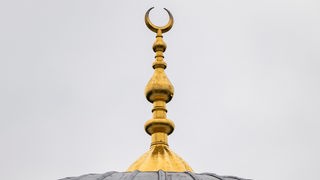 Auf dem Dach der Sehitlik Moschee ist eine Mondsichel angebracht. 